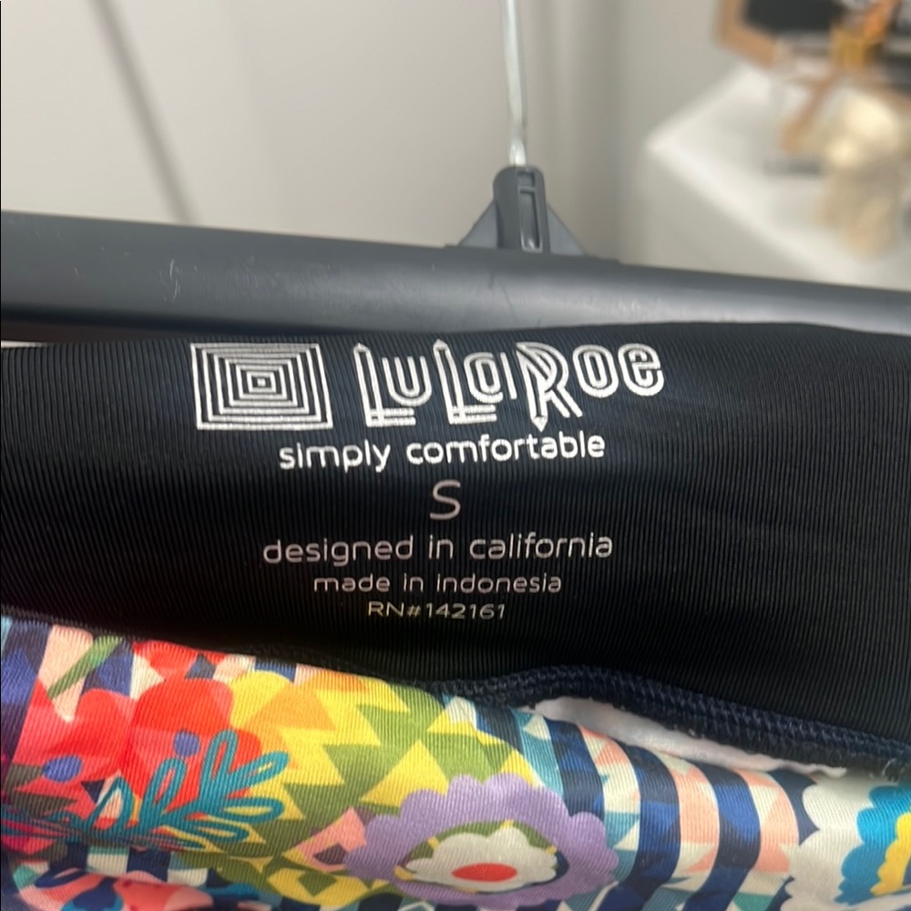 LuLaRoe Colorful Floral Patterned cropped Leggings - Picture 3 of 4